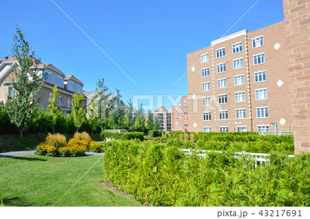 Living expensive homes in Canada. 43217691