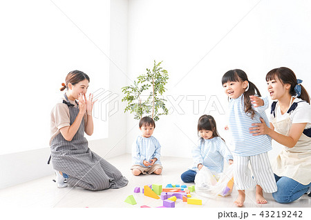 保育士と園児 43219242