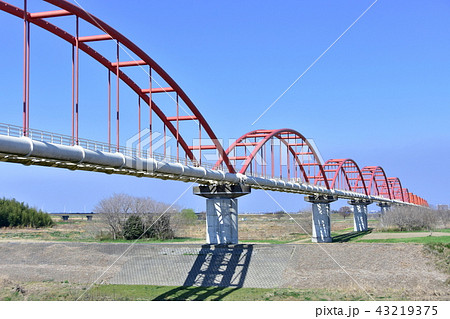埼玉県を流れる荒川に架かる荒川水管橋 43219375