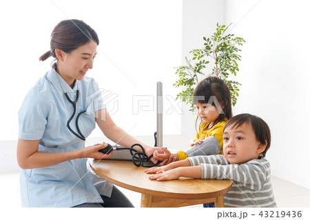 看護師と子どもたち 43219436