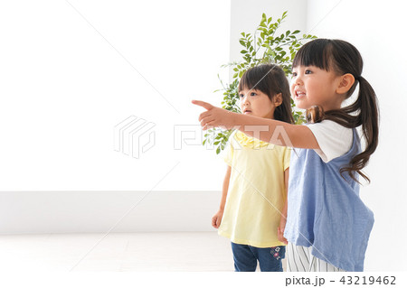 友達と遊ぶ女の子 43219462