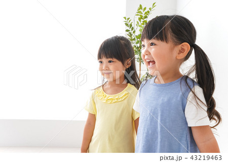 友達と遊ぶ女の子 43219463
