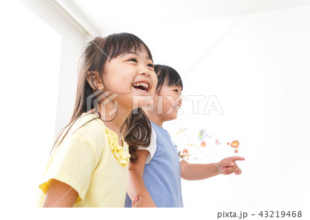 友達と遊ぶ女の子 43219468