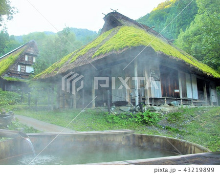 湯煙りの平湯民俗館の足湯、平湯温泉、奥飛騨温泉郷、岐阜県、 湯煙りの平湯民俗館の足湯、平湯温泉、奥飛騨温泉郷、岐阜県、 43219899