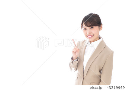 指を指す若いビジネスウーマン 指を指す若いビジネスウーマン 43219969