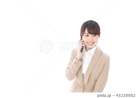 電話をする若いビジネスウーマン 電話をする若いビジネスウーマン 43220002