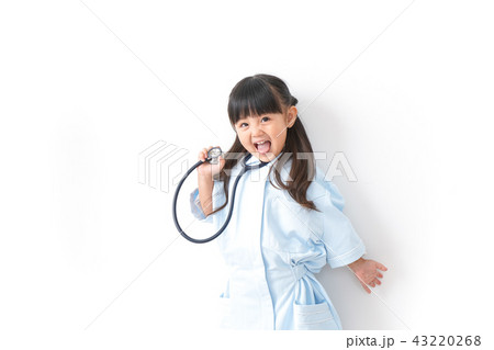 ナースごっこをする女の子 43220268
