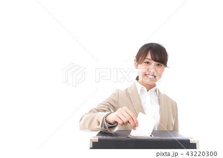 選挙の投票をする有権者 43220300