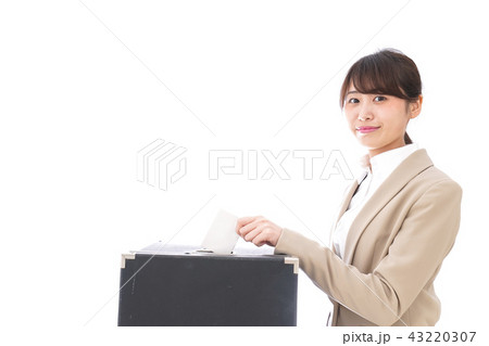 選挙の投票をする有権者 43220307