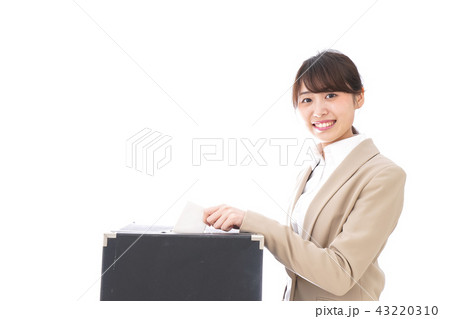 選挙の投票をする有権者 選挙の投票をする有権者 43220310