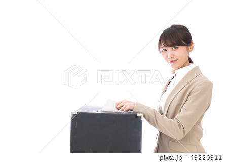 選挙の投票をする有権者 選挙の投票をする有権者 43220311