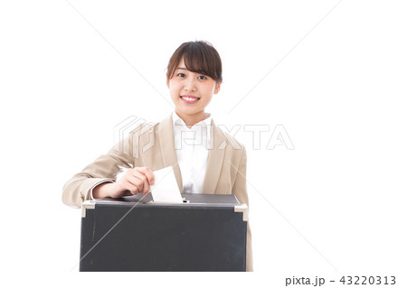 選挙の投票をする有権者 43220313
