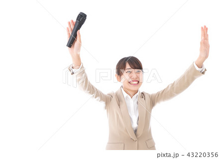 選挙演説をする女性 43220356