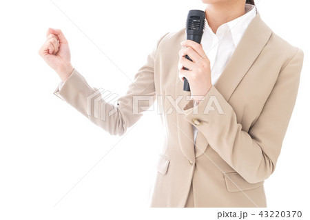 選挙演説をする女性 43220370