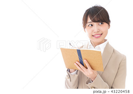 考えながら書く女性 考えながら書く女性 43220458