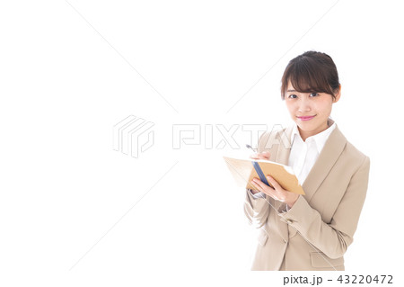取材をする女性記者 取材をする女性記者 43220472