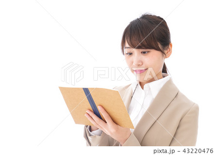 取材をする女性記者 43220476