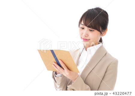 取材をする女性記者 43220477