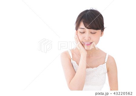 スキンケアをする若い女性 43220562