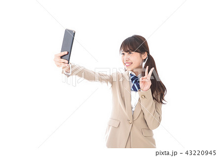 自撮りをする制服姿の学生 43220945