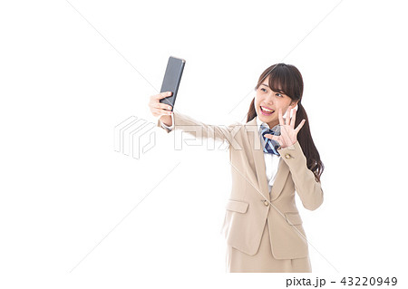 自撮りをする制服姿の学生 43220949
