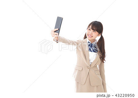 自撮りをする制服姿の学生 43220950