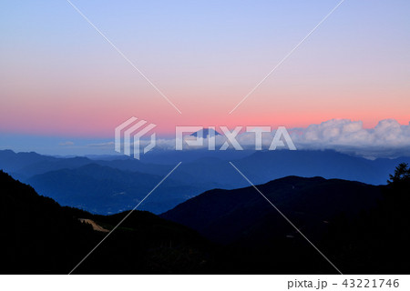 櫛形山からの富士山の夕景 43221746