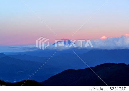 櫛形山からの富士山の夕景 櫛形山からの富士山の夕景 43221747