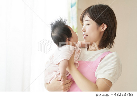 ベビーシッター 保育士 赤ちゃん ベビーシッター 保育士 赤ちゃん 43223768