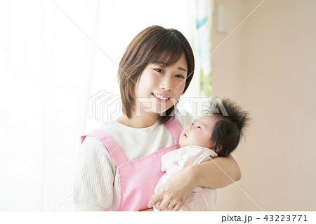 ベビーシッター　保育士　赤ちゃん 43223771