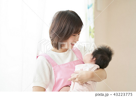 ベビーシッター　保育士　赤ちゃん 43223775