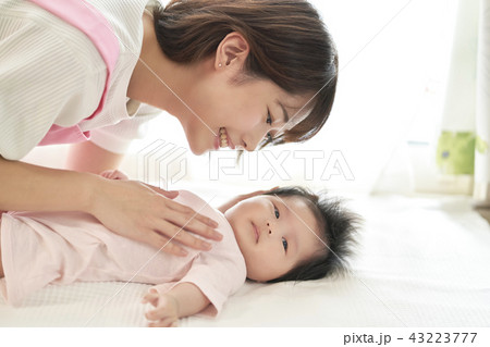 ベビーシッター 保育士 赤ちゃん ベビーシッター 保育士 赤ちゃん 43223777