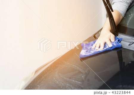 people cleaning and wash the car 43223844