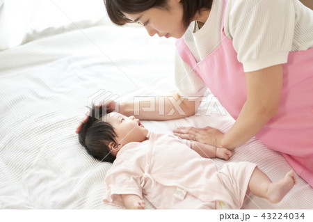 ベビーシッター　保育士　赤ちゃん　昼寝 43224034
