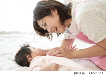 ベビーシッター　保育士　赤ちゃん　昼寝 43224041