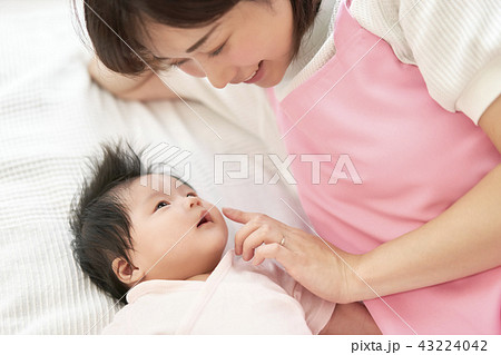 ベビーシッター　保育士　赤ちゃん　昼寝 43224042