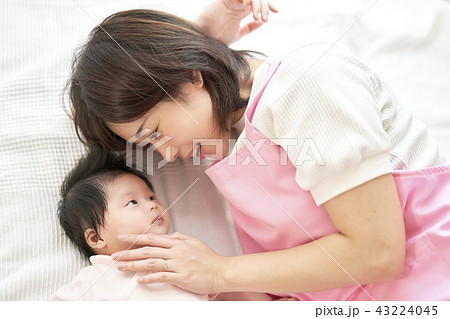 ベビーシッター 保育士 赤ちゃん 昼寝 ベビーシッター 保育士 赤ちゃん 昼寝 43224045
