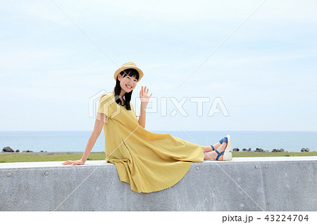 海で若い女性のポートレート 海で若い女性のポートレート 43224704
