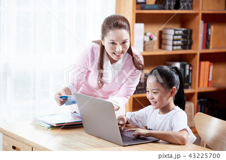 韓国人 ママ 母 43225700