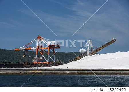 三ツ子島に保管される工業用塩 43225906