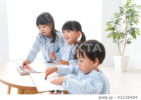 幼稚園でお絵かきをする子ども 幼稚園でお絵かきをする子ども 43226494