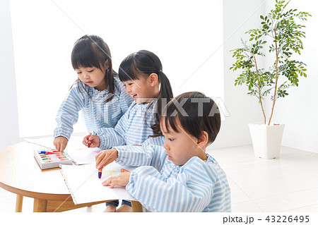 幼稚園でお絵かきをする子ども 43226495