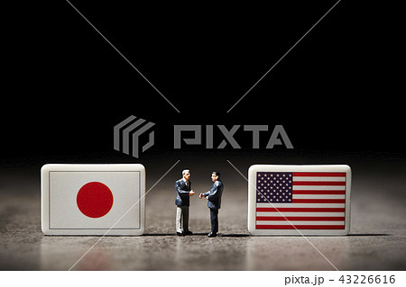 国旗と話合うビジネスマン　国際情勢イメージ 43226616