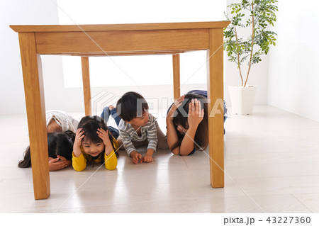 地震で避難する子どもたち 43227360