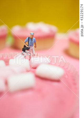 Miniature golfer on pink cake 43229174