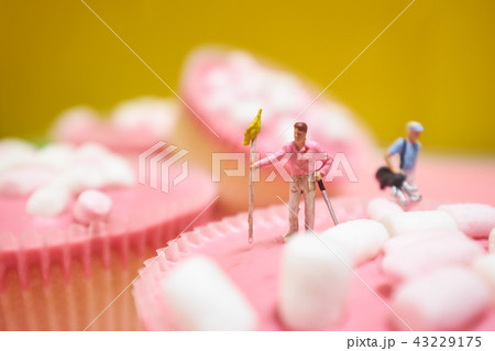 Miniature golfer on pink cake 43229175