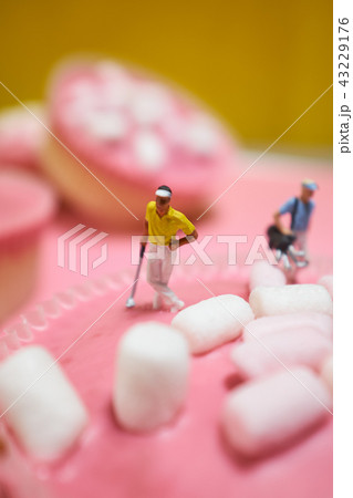 Miniature golfer on pink cake 43229176