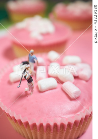 Miniature golfer on pink cake 43229180