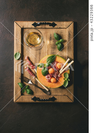 Melon and ham salad 43229366