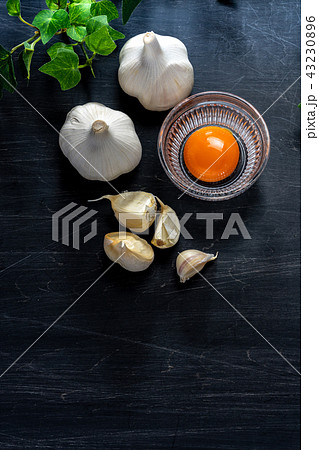 にんにくと卵黄 43230896